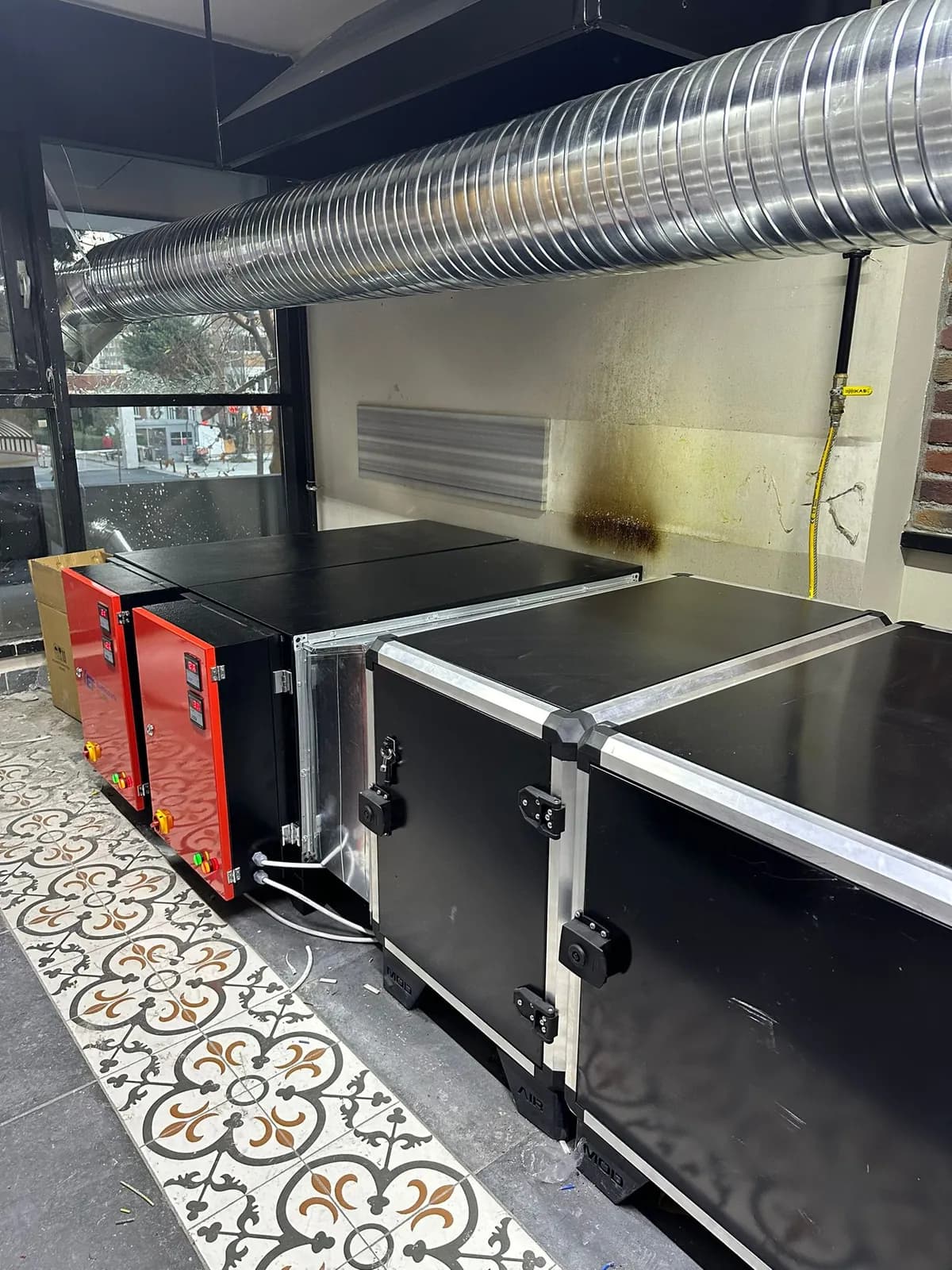 Restoran içinde spiral kanal ve elektrostatik filtre ünitesi